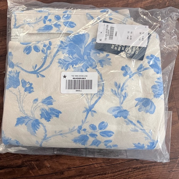 Cream Blue Floral Sunday Slash Sweatshirt Abercrombie & Fitch size SMALL - Picture 5 of 8